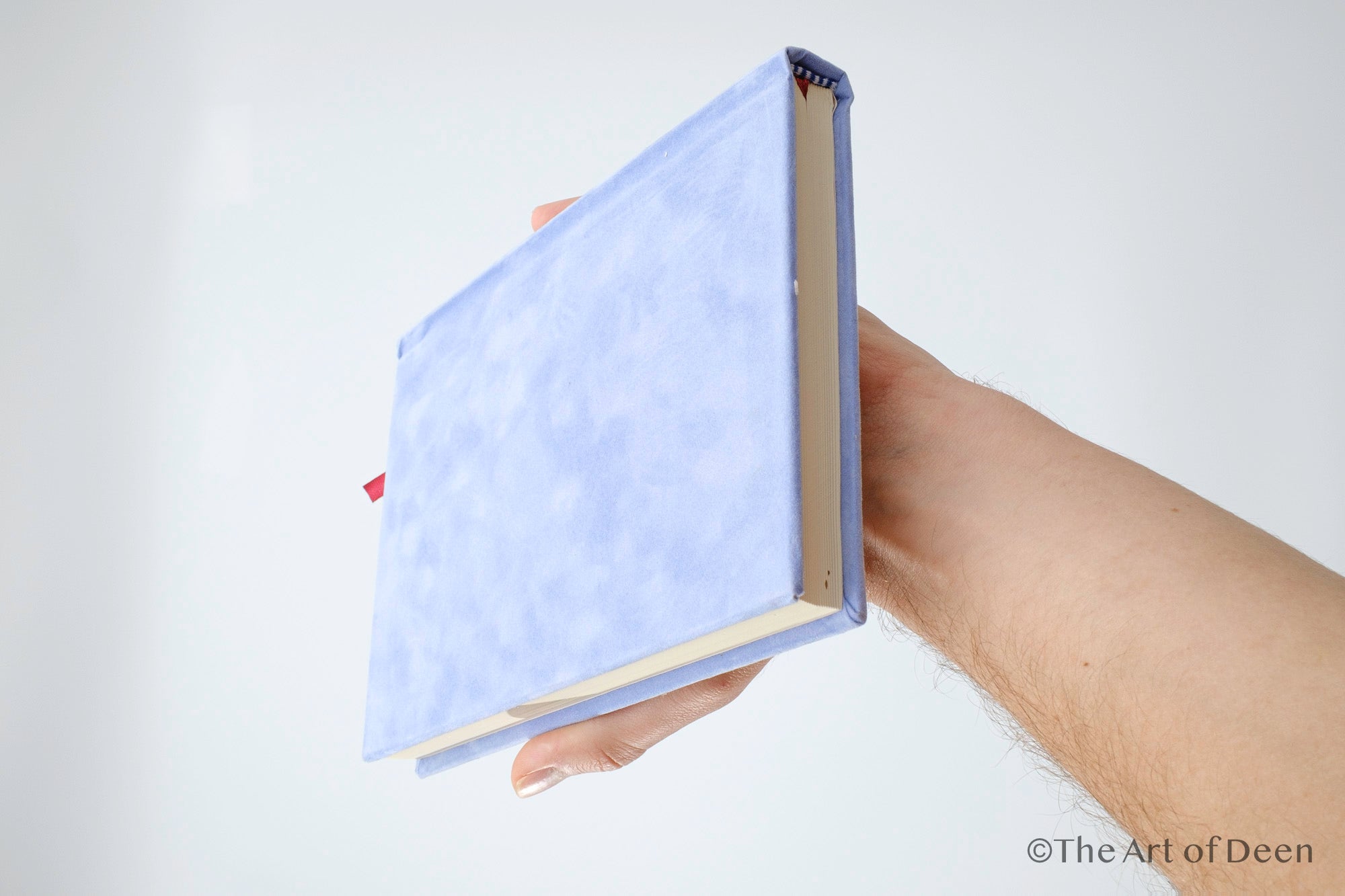 Elegant Velvet Qur’an with Gold Embroidery – Arabic Uthmani Script Edition (14×20 cm) - The Art of Deen