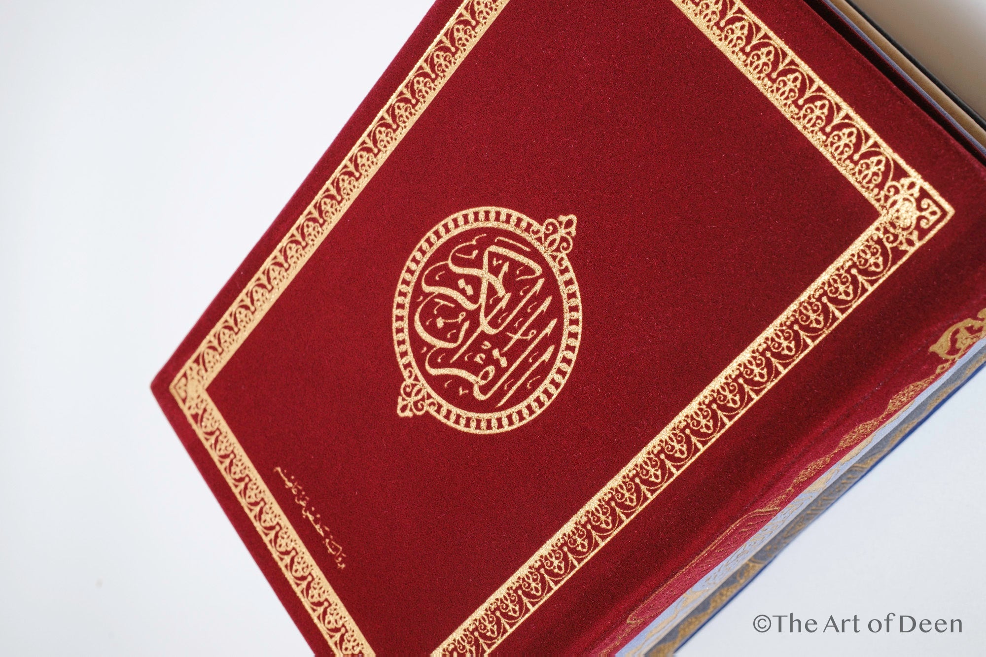 Elegant Velvet Qur’an with Gold Embroidery – Arabic Uthmani Script Edition (14×20 cm) - The Art of Deen