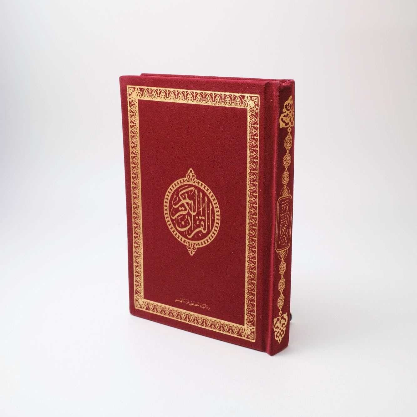 Elegant Velvet Qur’an with Gold Embroidery – Arabic Uthmani Script Edition (14×20 cm) - The Art of Deen