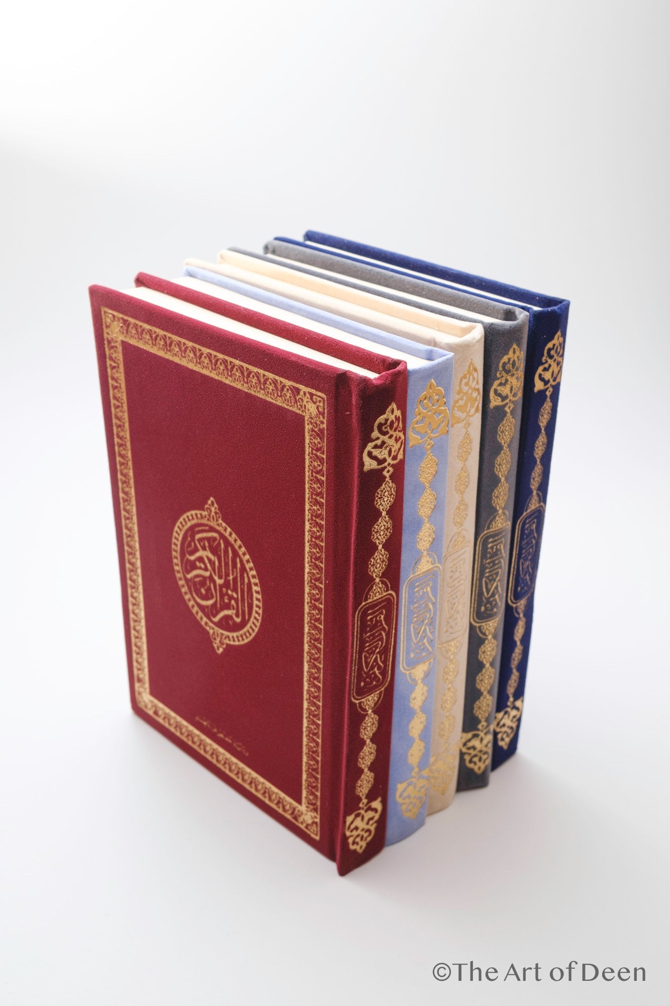 Elegant Velvet Qur’an with Gold Embroidery – Arabic Uthmani Script Edition (14×20 cm) - The Art of Deen