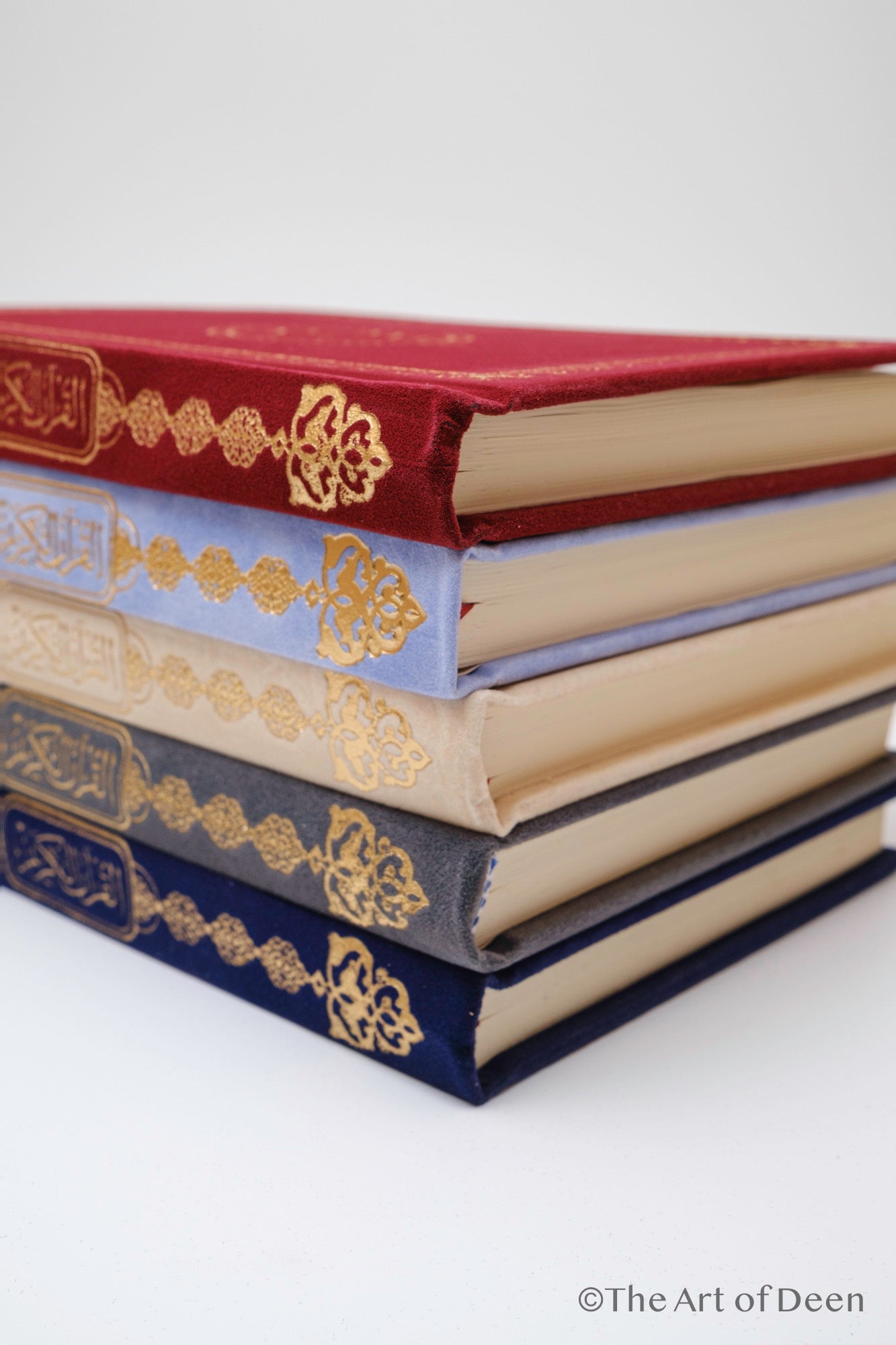 Elegant Velvet Qur’an with Gold Embroidery – Arabic Uthmani Script Edition (14×20 cm) - The Art of Deen