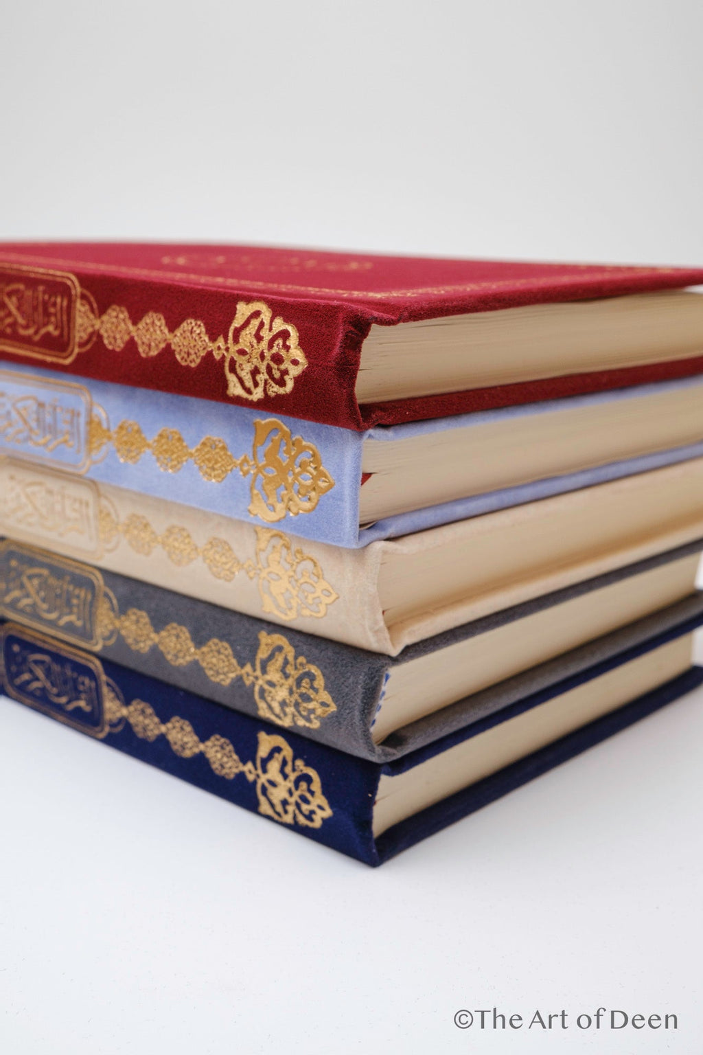 Elegant Velvet Qur’an with Gold Embroidery – Arabic Uthmani Script Edition (14×20 cm) - The Art of Deen