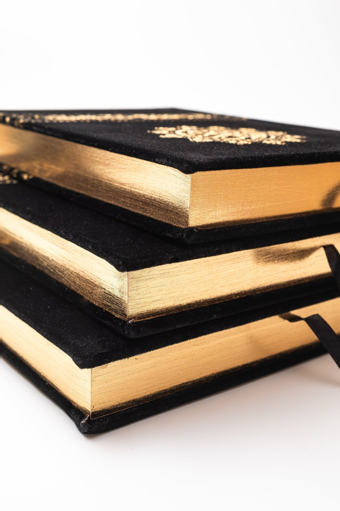 Kaaba - Inspired Velvet Qur’an with Gold Embroidery - The Art of Deen