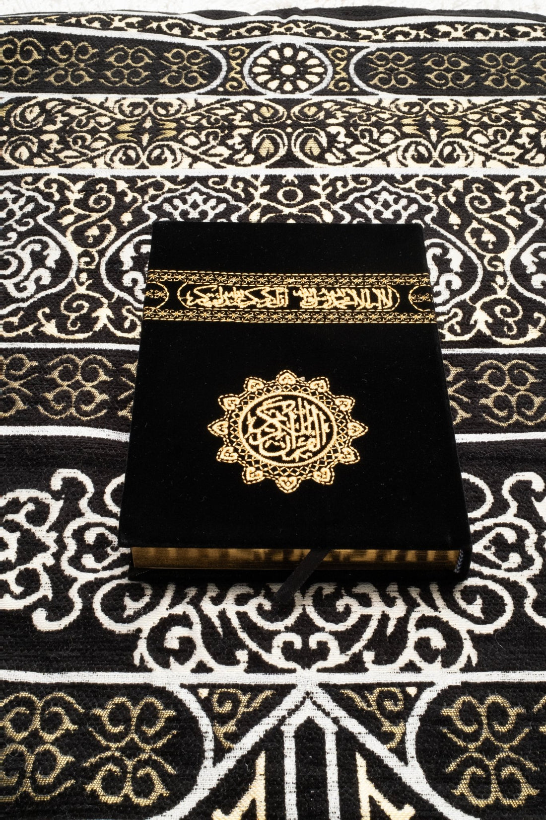 Kaaba - Inspired Velvet Qur’an with Gold Embroidery - The Art of Deen