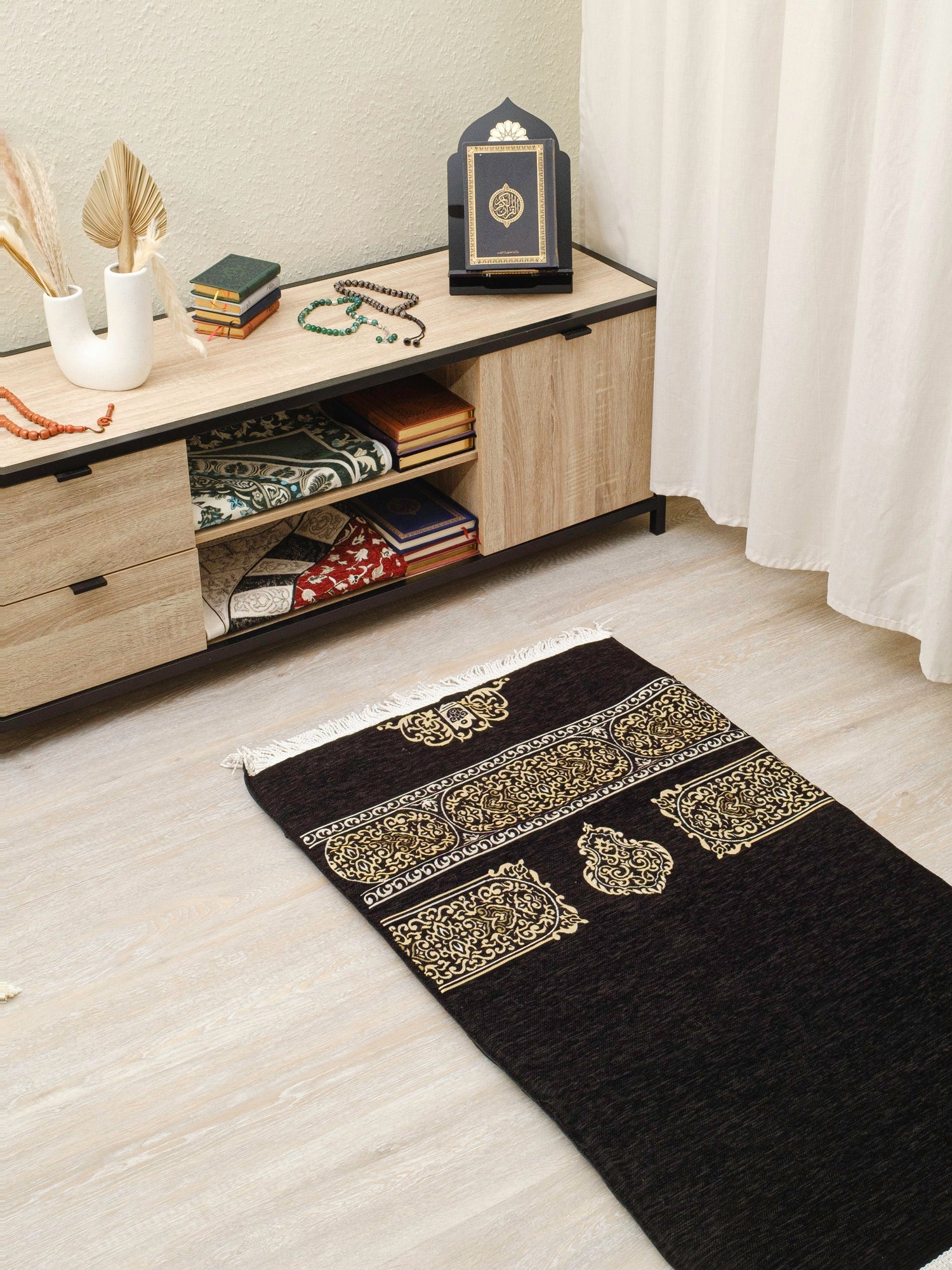 Kaaba Padded Prayer Mat — Premium Velvet Sejadah | Extra Comfort for Seniors & Sensitive Knees | Removable Cushion - The Art of Deen
