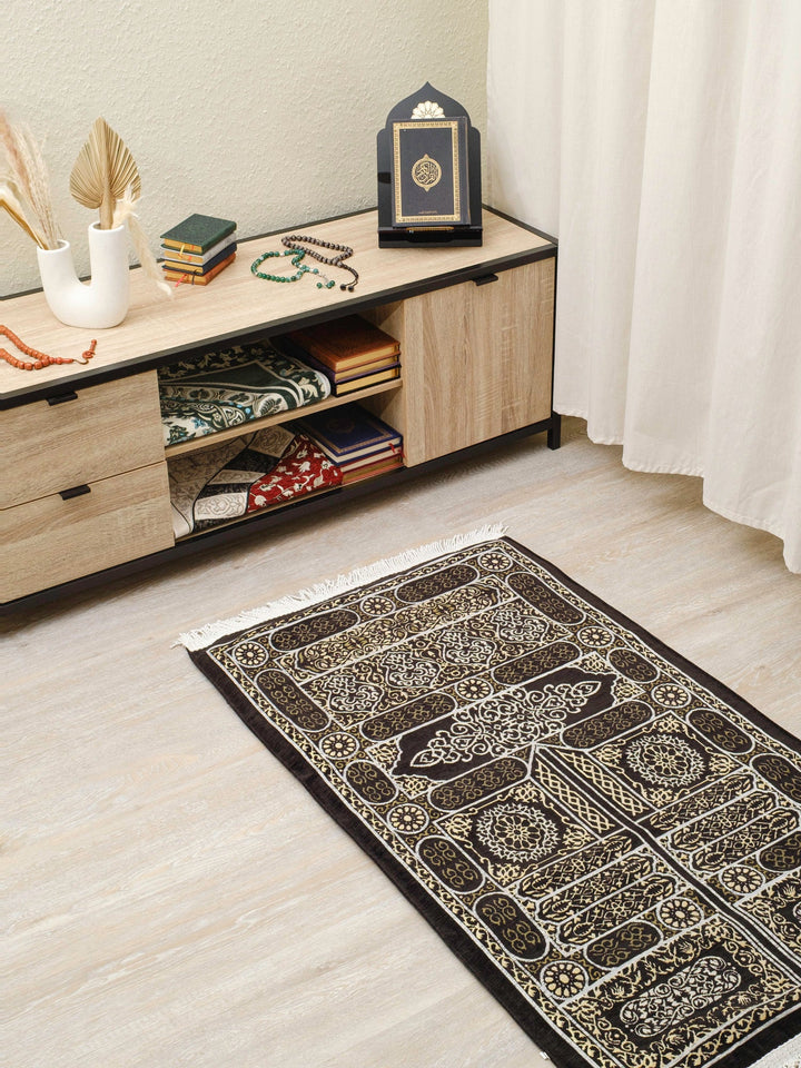 Kaaba Padded Prayer Mat — Premium Velvet Sejadah | Extra Comfort for Seniors & Sensitive Knees | Removable Cushion - The Art of Deen