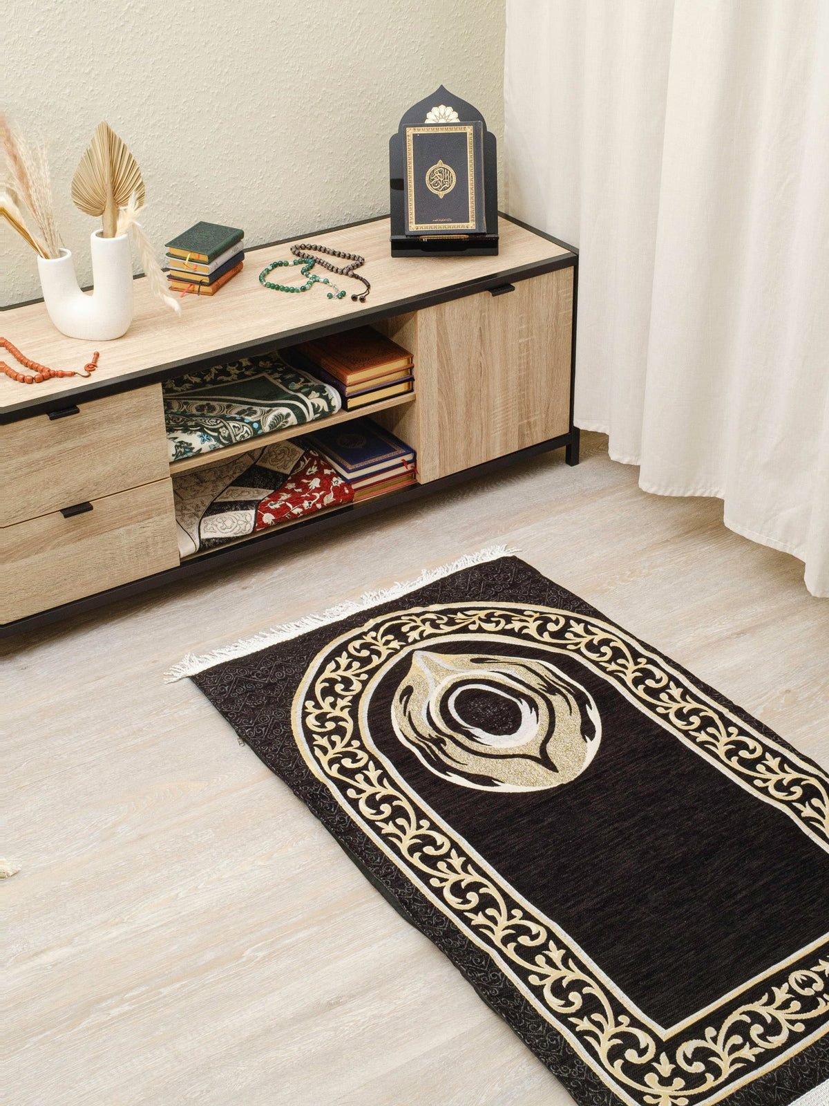 Kaaba Padded Prayer Mat — Premium Velvet Sejadah | Extra Comfort for Seniors & Sensitive Knees | Removable Cushion - The Art of Deen