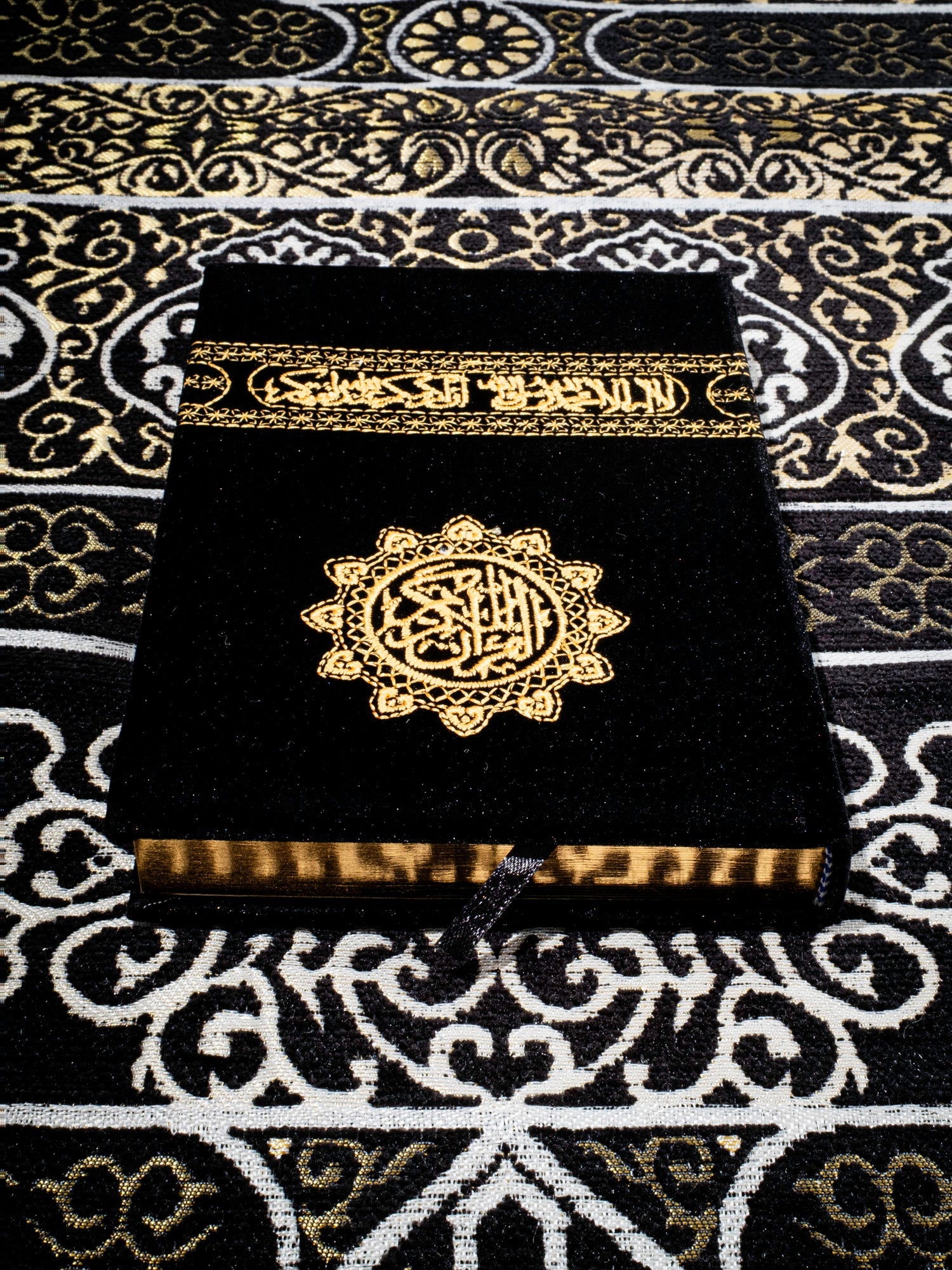 Kaaba Padded Prayer Mat — Premium Velvet Sejadah | Extra Comfort for Seniors & Sensitive Knees | Removable Cushion - The Art of Deen