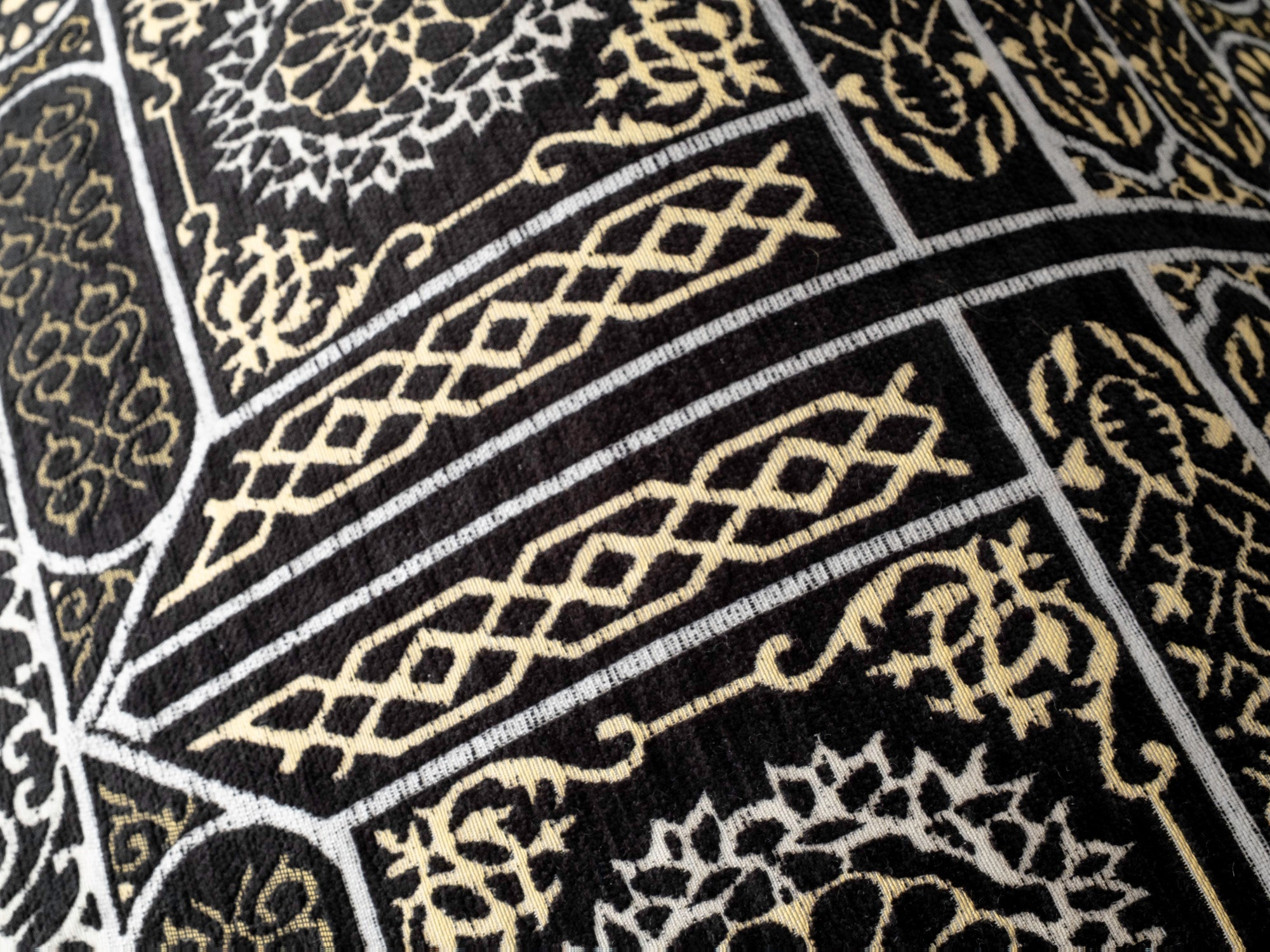 Kaaba Padded Prayer Mat — Premium Velvet Sejadah | Extra Comfort for Seniors & Sensitive Knees | Removable Cushion - The Art of Deen